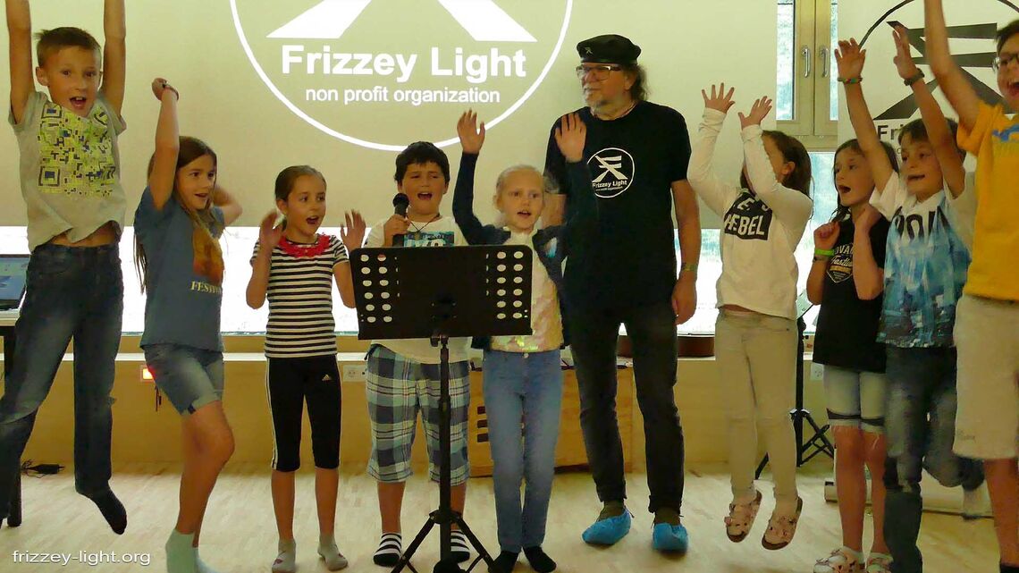 Frizzey präsentiert Hilfsprojekte 