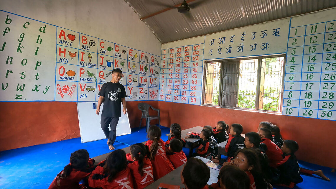 Ravi Praja, Lehrer im FRIZZEY LIGHT Learning Center Nr. 2 in Raksirang voller Dankbarkeit. 