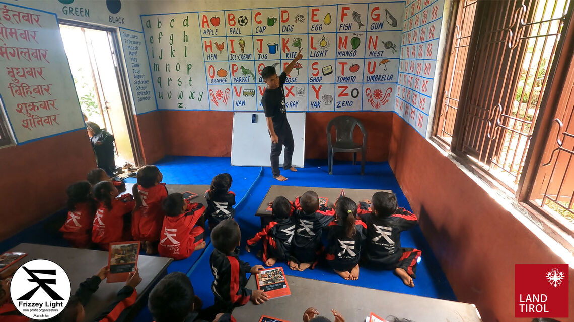 Ravi Praja, Lehrer im FRIZZEY LIGHT Learning Center Nr. 2 in Raksirang voller Dankbarkeit. 