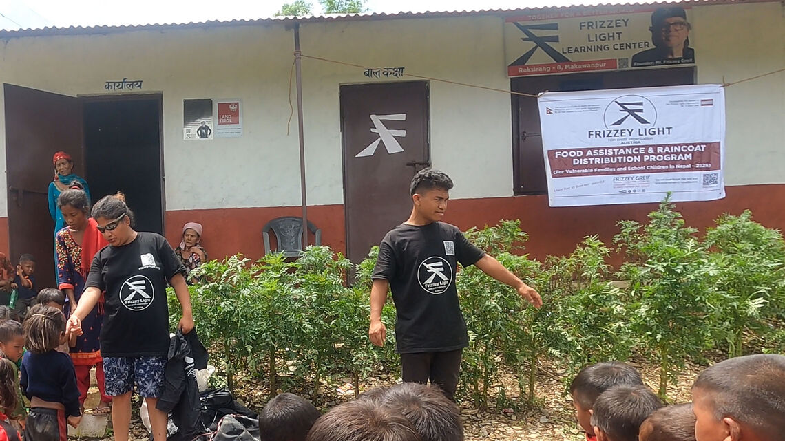 Ravi Praja, Lehrer im FRIZZEY LIGHT Learning Center Nr. 2 in Raksirang voller Dankbarkeit. 