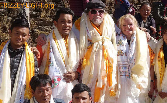  Persönliche Sherpas für Frizzey & Christine Samurai & Narayan Dhakal, Krankenschwestern Ang Chhoti Sherpa & Rai Shikha, die rechte Hand der Frizzey Light organization in Nepal Tshering Lama Sherpa