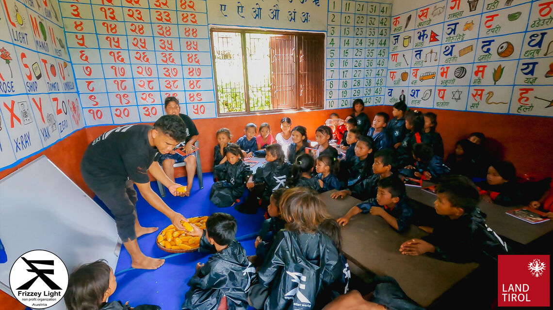 Ravi Praja, Lehrer im FRIZZEY LIGHT Learning Center Nr. 2 in Raksirang voller Dankbarkeit. 