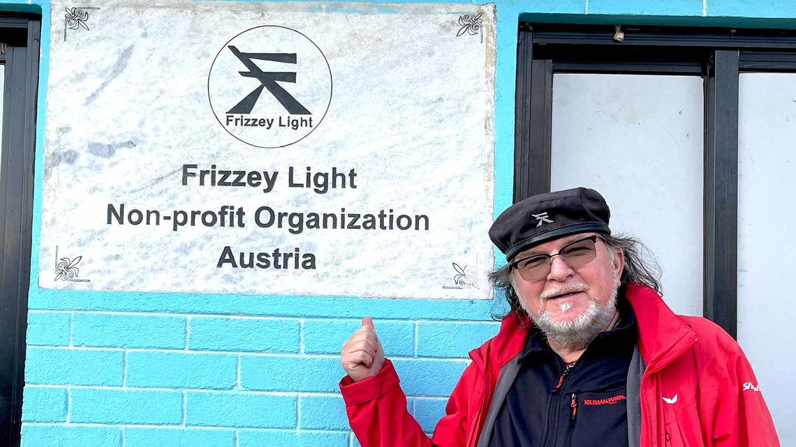 Frizzey besucht seine erstgebaute Schule 
